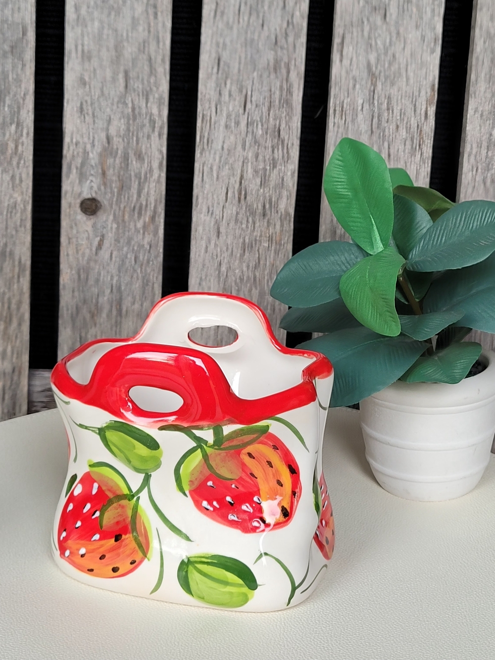 Hand-Painted Strawberry Ceramic Caddy - Red and Green - Ceramicas Anoru - Picture 3 of 10